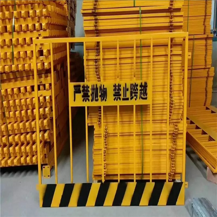 施工電梯安全門(mén)圖片2