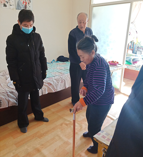 溫泉黨支部開展“春節(jié)走訪貧困戶 慰問(wèn)暖人心”